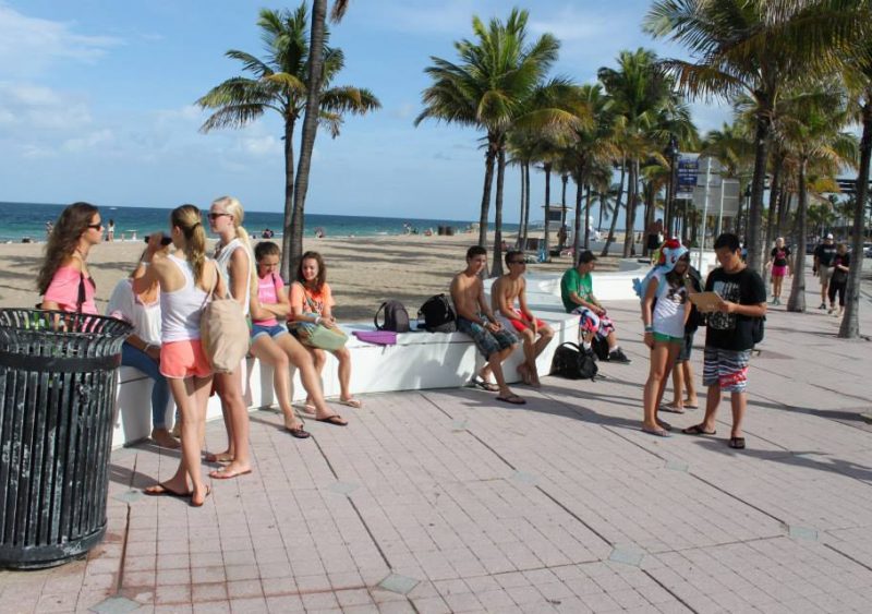 Uczestnicy obozu językowego na plaży na Florydzie